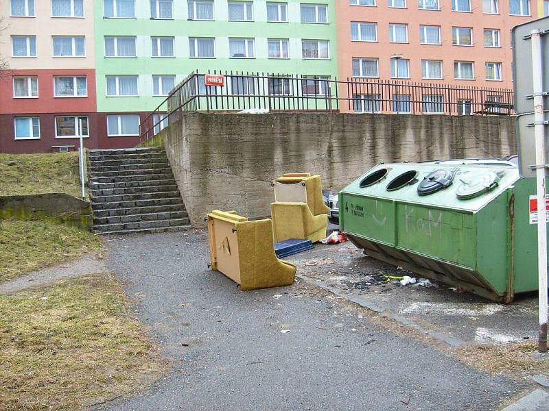 Odpadky se kupí po městě v každém odlehlejším místě, ale i na pěších zónách nebo v zastávkách a na parkovištích.