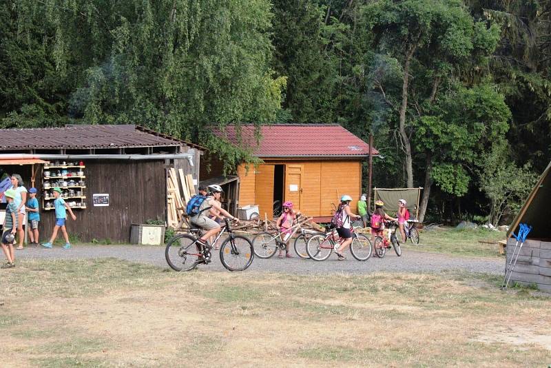 Skauti z Rožmitálu táboří v lokalitě Na Dědku v Brdských lesích.