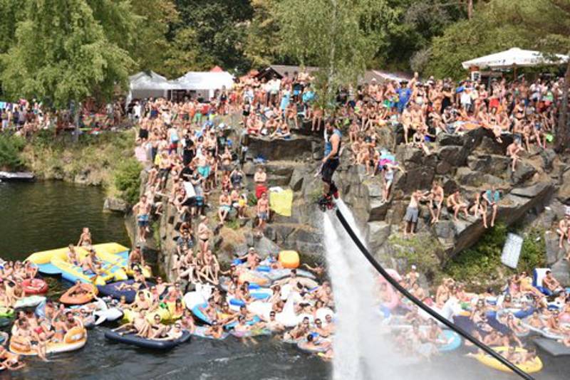 Otevřené mistrovství České republiky v cliffdivingu vzhledem k horkému a slunečnímu počasí přilákalo tisíce diváků.