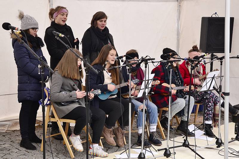 Spolek Pražské ulice ve spolupráci se spolkem Radost Příbramáčkům připravil na stříbrnou neděli v Pražské ulici kulturní program s ledovou show a výtěžek akce byl určený pro Dětský domov Pepa v Lazci.