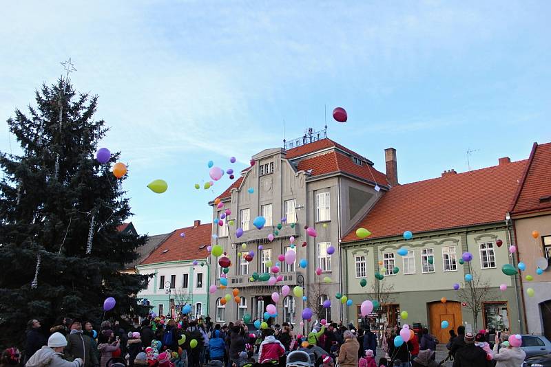 K nebi se nakonec vzneslo 197 balónků.