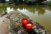 Pietní místo u rybníka Václav ve Lhotě u Příbramě, kde zemřeli v pondělí 20. července 2020 tři lidé.