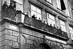 Představitelé Národního výboru v Příbrami při slavnostním vyhlášení samostatné Československé republiky z balkonu báňského ředitelství dne 29. října 1918.