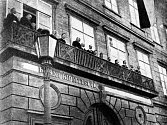 Představitelé Národního výboru v Příbrami při slavnostním vyhlášení samostatné Československé republiky z balkonu báňského ředitelství dne 29. října 1918.