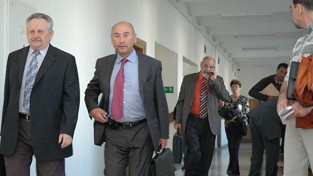 Jednací síň středočeského krajského soudu zaplnila početná skupina obžalovaných a jejich advokátů.