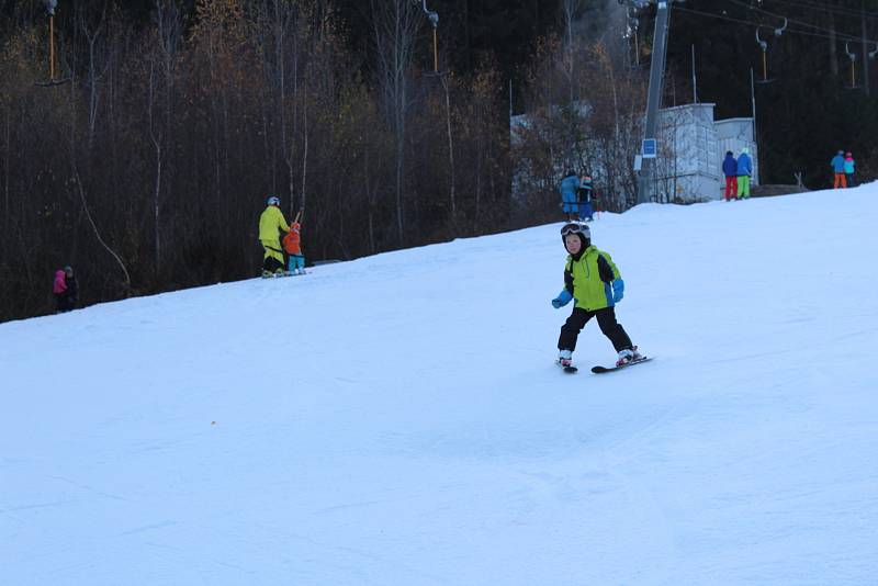 V sobotu 17. listopadu byla zprovozněna sjezdovka na Monínky a tak si sníh užili lyžaři i na Příbramsku.