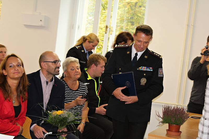 Titul Gentleman silnic udělila Česká pojišťovna společně s Policií ČR jednadvacetileté studentce oboru Diplomovaný zdravotnický záchranář v příbramské zdravotnické škole Nikole Svobodové.