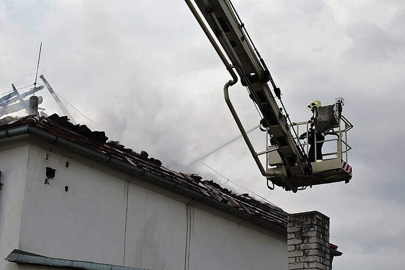 Požár budovy bývalého zemědělského statku v Ouběnicích. Podnikalo v nich několik firem. Foto: Markéta Lišková