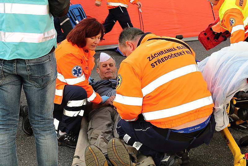 Taktické cvičení složek integrovaného záchranného systému na zimním stadionu v Příbrami.