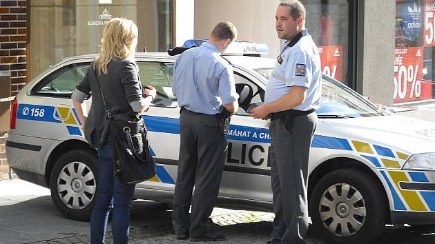 Pražskou ulici předělily policejní pásky.