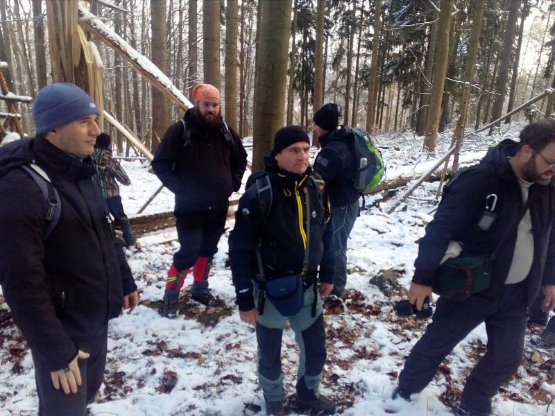 Pod vedením Bohumila Fišera, vedoucího Správy CHKO Brdy, a Karla Urbana, zaměstnance Správy CHKO Brdy, zájemci prošli z Ohrazenice na hřeben Koníčka k vojenským pozorovatelnám a potom zpět kolem zbytků milířů a dvou mrazových srubů.