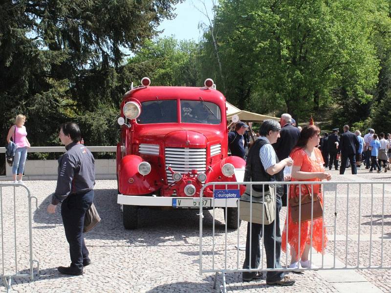 Slavnostní akcí s oceněním zasahujících hasičů, ukázkami moderní i historické techniky nebo dovedností těch nejmenších si profesionální i dobrovolní hasiči připomněli 40. výročí požáru Svaté Hory.