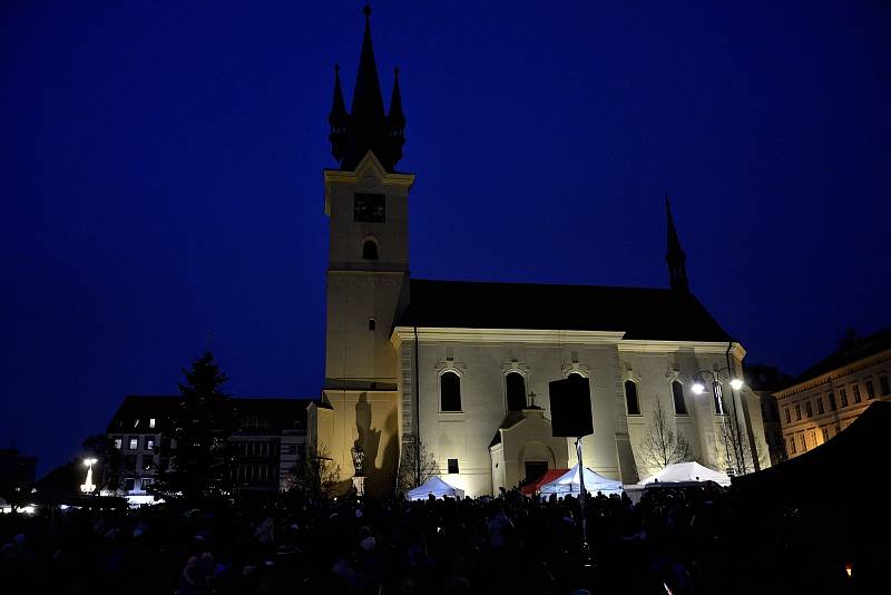 V Příbrami začal s rozsvícením vánočního stromu adventní čas.