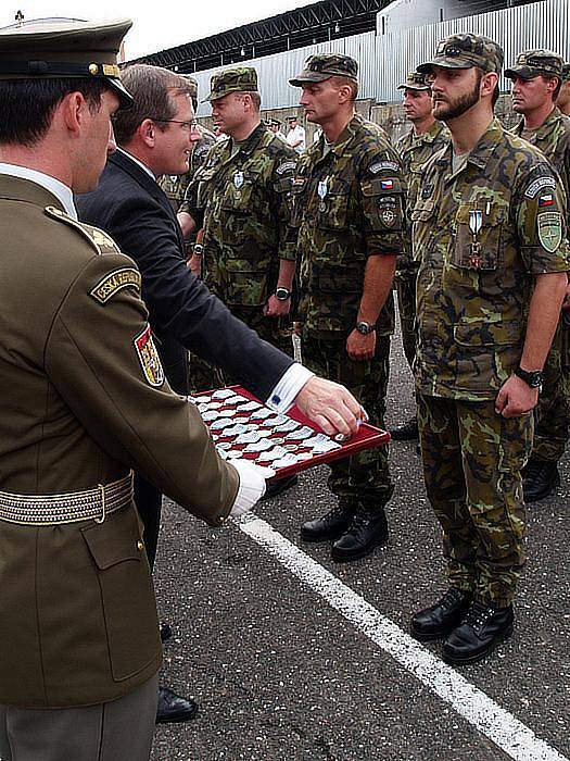 Slavnostní nástup vojáků, kteří se nedávno vrátili z mise v Kosovu.