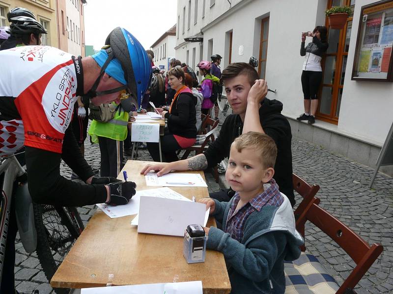 DAVÍDEK Kuchař pomáhal u prezentace vydávat mapky