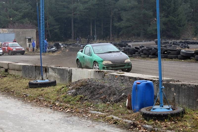 I přes chladné počasí jezdci potěšili diváky hezkými jízdami v areálu bývalých kasáren.