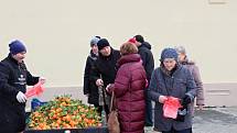 K nákupům zeleniny, ovoce, medu, adventní výzdoby a horkých nápojů návštěvníkům zahrál koledy Pokleslý orchestr lidových umění Dobříš.