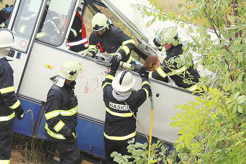 V Dlouhé Lhotě se konalo taktické cvičení záchranářů při vážné nehodě autobusu. Mělo za úkol prověřit připravenost všech složek integrovaného záchranného systému. 