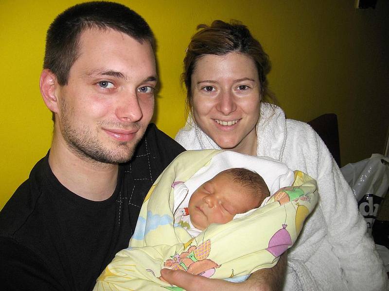 V sobotu 24. dubna si maminka Danka spolu s tatínkem Martinem z Příbrami poprvé pochovali svého prvorozeného synka Artura Sztacho, kterému sestřičky v porodnici po narození navážily 3,97 kg a naměřily 52 cm.