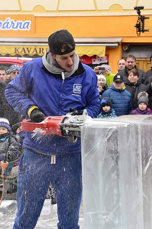 Spolek Pražské ulice ve spolupráci se spolkem Radost Příbramáčkům připravil na stříbrnou neděli v Pražské ulici kulturní program s ledovou show a výtěžek akce byl určený pro Dětský domov Pepa v Lazci.