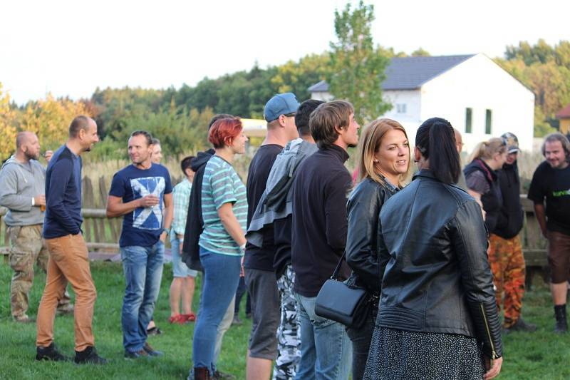 Po roce na K-farmě v Žežicích zahráli punkoví Nástroj snahy a jejich hosté.