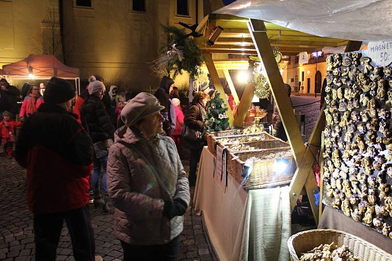 Advent v Příbrami zahájilo rozsvícení vánočního stromu na náměstí TGM FOTO.