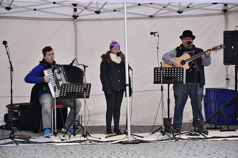 Spolek Pražské ulice ve spolupráci se spolkem Radost Příbramáčkům připravil na stříbrnou neděli v Pražské ulici kulturní program s ledovou show a výtěžek akce byl určený pro Dětský domov Pepa v Lazci.