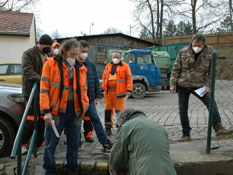 V pondělí 15. března testovali vyškolení dobrovolníci Českého červeného kříže antigenními testy zaměstnance Technických služeb města Příbram.