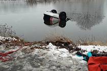 Osobní automobil v rybníku po dopravní nehodě mezi obcemi Úklid a Bor na Sedlčansku.