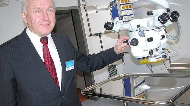 Primář očního oddělení příbramské nemocnice Michal Bodnár u jednoho z nejlepších zaměřovacích přístrojů.