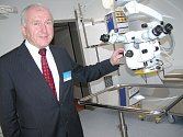 Primář očního oddělení příbramské nemocnice Michal Bodnár u jednoho z nejlepších zaměřovacích přístrojů.