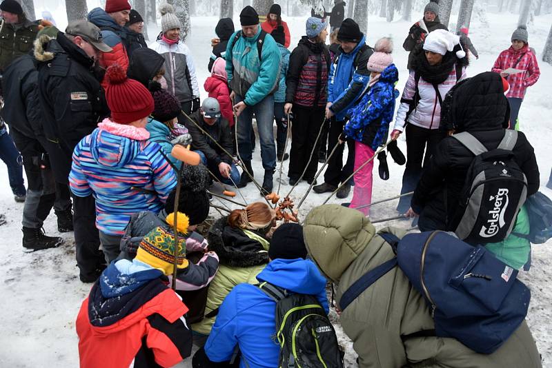 Čím výše účastníci stoupali, tím bylo okolí krásnější, v lese bylo téměř 50 centimetrů sněhu.Na Pražáku na příchozí čekaly medaile, červené razítko, pečení buřtíků a teplé alkoholické i nealkoholické nápoje.