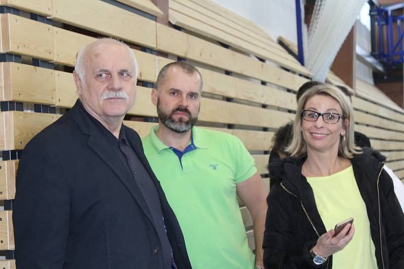 Pásku k nové hrací ploše stříhali společně zástupci města a sportovních spolků, architekt projektu, lidé ze zhotovitelské firmy a zástupci dobříšské společnosti Dokas.