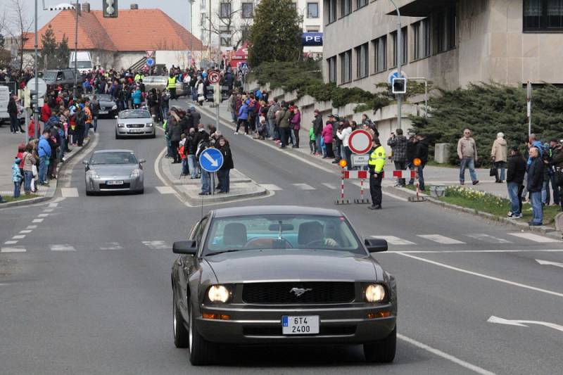 Druhá dubnová sobota patřila v centru Příbrami opět přejezdu nejkratší silnice s číslem 66 na světě.