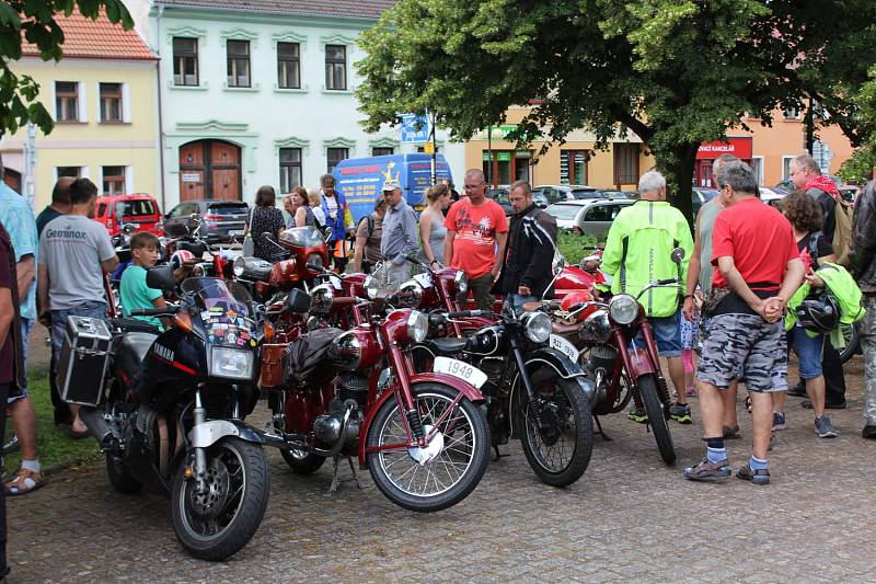 V Petrovicích u Sedlčan si dali už potřetí dostaveníčko milovníci historických vozidel.