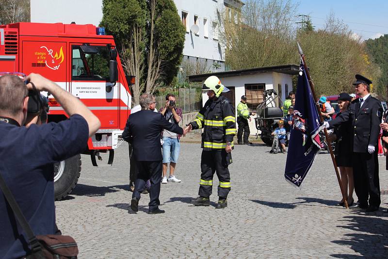 Hasiči v Kamýku nad Vltavou slavnostně křtili nový zásahový vůz.