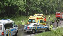 Nehoda dvou osobáků a autobusu mezi křižovatkou Háje a Milínem.