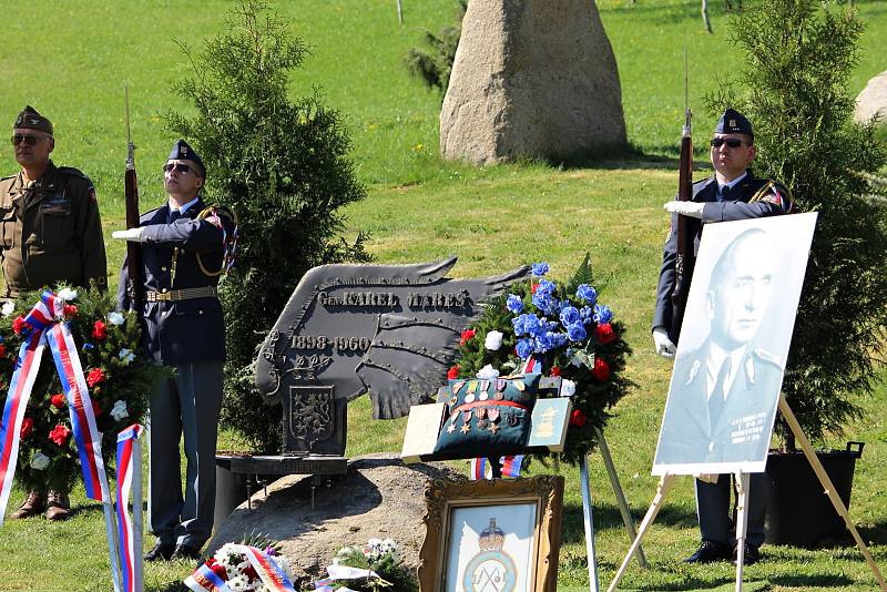 Na Sedlčansku si o víkendu připomněli osobnost prvního velitele československé bombardovací peruti ve Velké Británii za 2. světové války generála Karla Mareše i posádku sestřeleného amerického bombardéru.