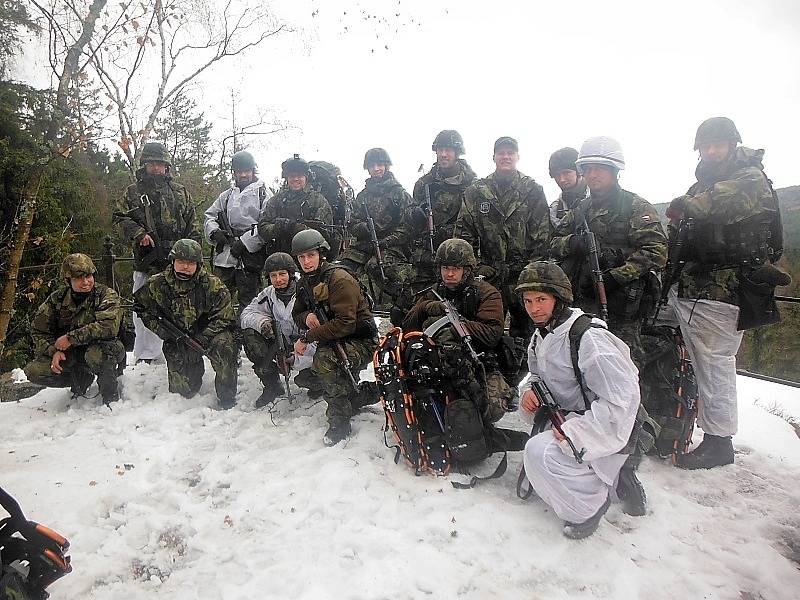 Průzkumníci ze 132. dělostřeleckého oddílu v brdských horách absolvovali výcvik v přežití. 