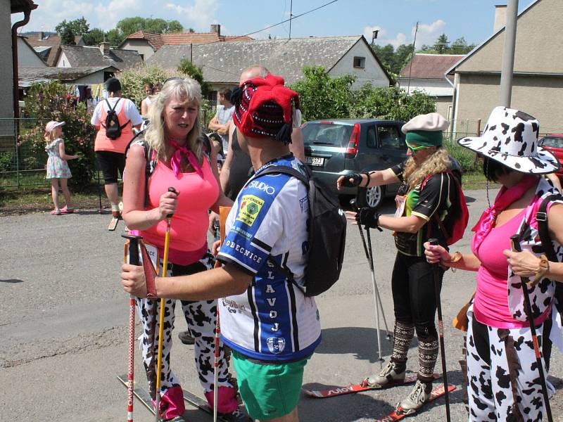 V ulicích obce Obecnice se soutěžilo v lyžování. I letos se našla v obci řada zájemců o účast v zábavném závodu na lyžích ulicemi Obecnice..