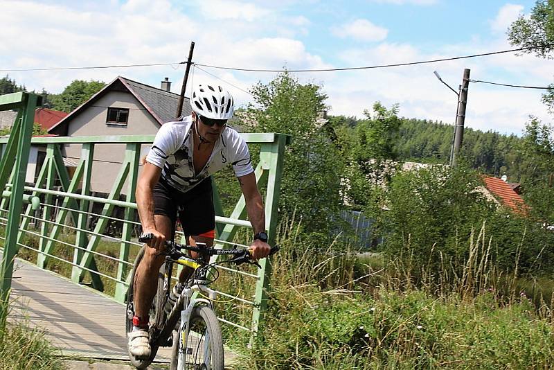 Triatlon Brdonoš Podlesí 2017 u rybníku Kášák.