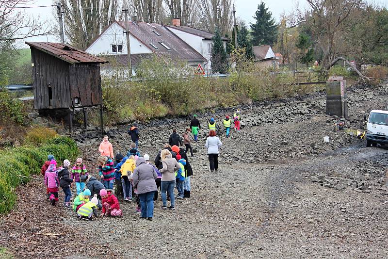 Na výlov Sychrovského rybníka se přišly podívat i děti.