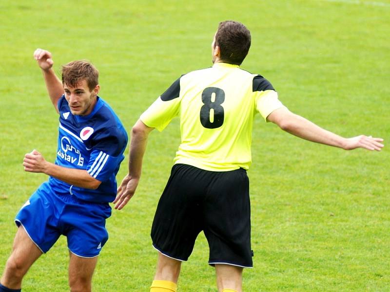 Fotbal nemá logiku. Sedlčany (ve žlutém) brzy ve va Varech prohrávaly 0:2, ale vezou od lídra senzační výhru 5:3. 