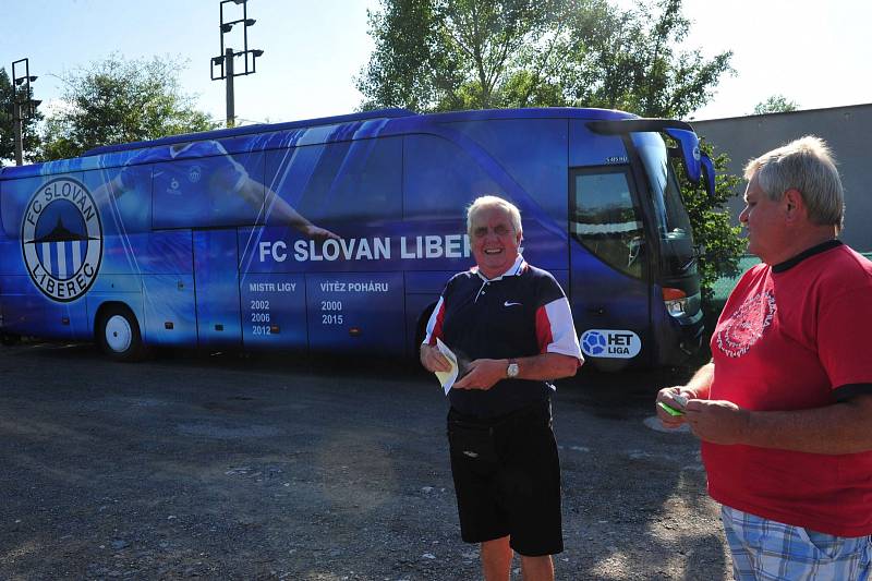 Stadion V Lipkách v Dobříši zažil ve středu v podvečer fotbalový svátek. K utkání 2. kola českého poháru MOL Cup sem přijel prvoligový tým Slovan Liberec.