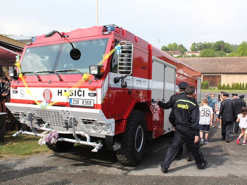 Dobrovolní hasiči z Dolních Hbit si převzali v sobotu 12. května novou cisternu.