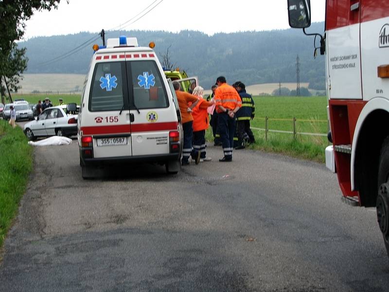 Při dopravní nehodě mezi obcemi Čím a Korkyně zemřela těhotná žena, sedmileté dítě transportoval vrtulník do Prahy