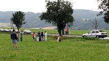 Při dopravní nehodě mezi obcemi Čím a Korkyně zemřela těhotná žena, sedmileté dítě transportoval vrtulník do Prahy