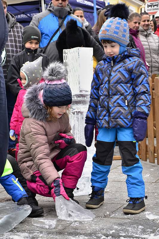 Spolek Pražské ulice ve spolupráci se spolkem Radost Příbramáčkům připravil na stříbrnou neděli v Pražské ulici kulturní program s ledovou show a výtěžek akce byl určený pro Dětský domov Pepa v Lazci.