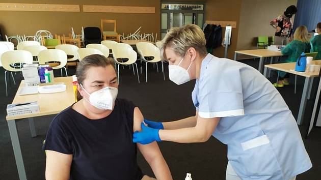 Očkování učitelů a seniorů proti koronaviru v Oblastní nemocnici v Příbrami.