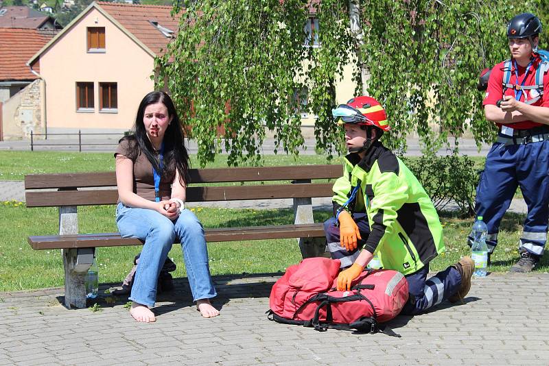 V sobotu v 6 hodin začínala druhá a závodní část, a to týmový závod na trase 21 kilometrů, na které na záchranáře čekalo deset situací, které bylo nutné řešit - ať už paraglajdista v drátech vysokého napětí, výbuch v továrně nebo auto v rybníce.